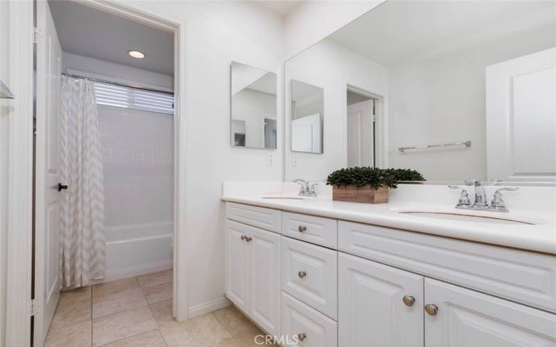 3rd bathroom w/ bathtub & double sink