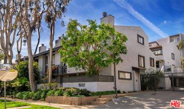 1937 S Beverly Glen Boulevard 46, Los Angeles, California 90025, 2 Bedrooms Bedrooms, ,1 BathroomBathrooms,Residential Lease,Rent,1937 S Beverly Glen Boulevard 46,24465021