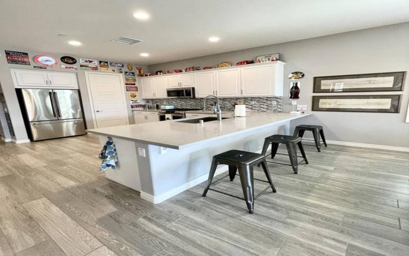 Kitchen with breakfast bar