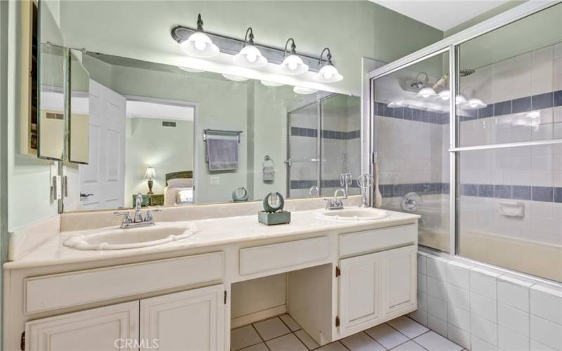 Prime Bath w/ Skylight, double sinks & spa-tub (jetterd)