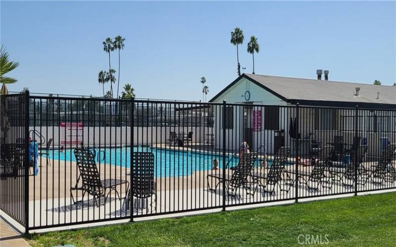 Community pool & jacuzzi.