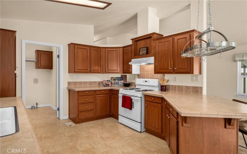 What a wonderful kitchen for entertaining.