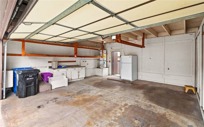 Oversized garage with laundry hookups