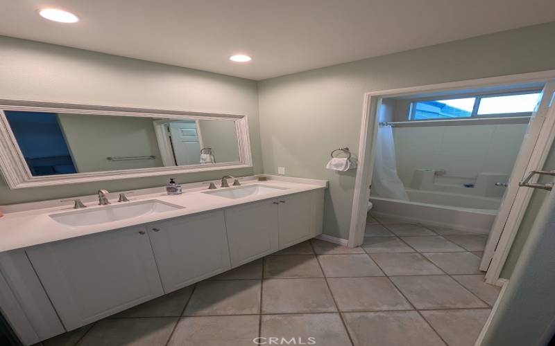 Master bath with tub