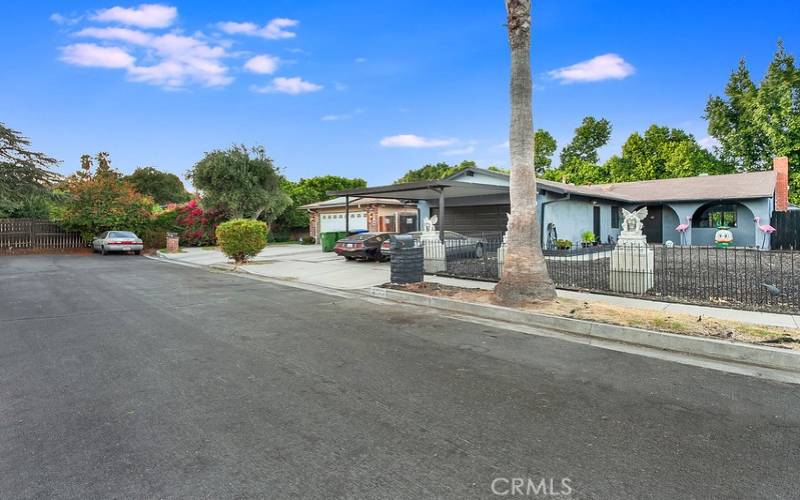 This wonderful entertainer’s POOL home is located on a quiet cul-de-sac in one of Canoga Park’s most sought-after neighborhoods.