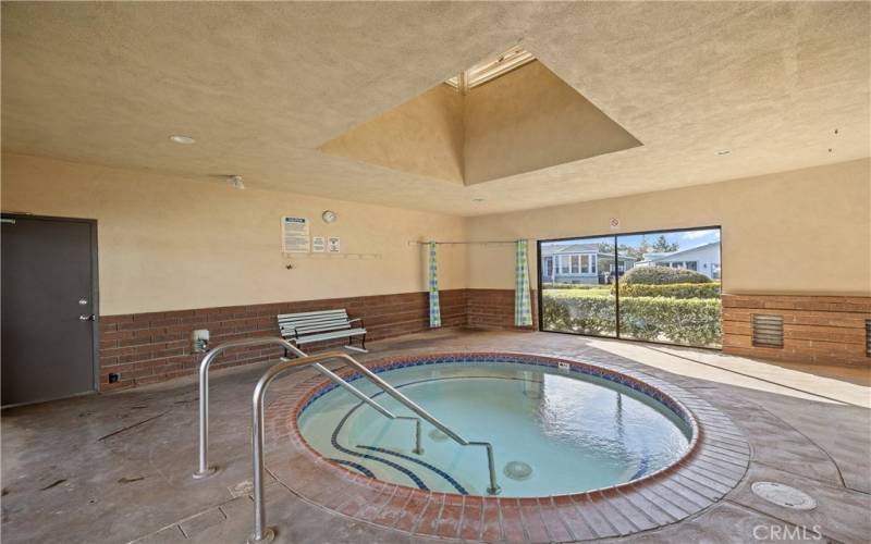 Large, enclosed jacuzzi for year round enjoyment!