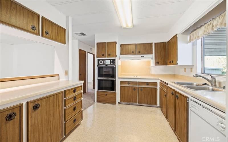 Spacious Kitchen with Breakfast Bar