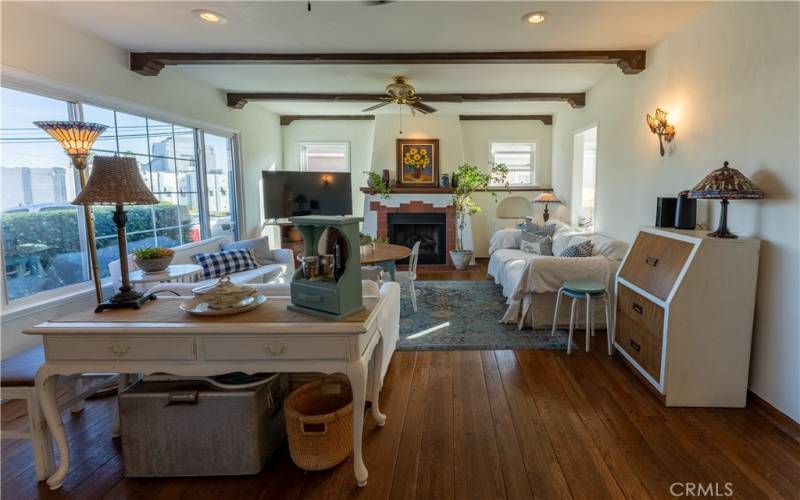 Living room w/fireplace