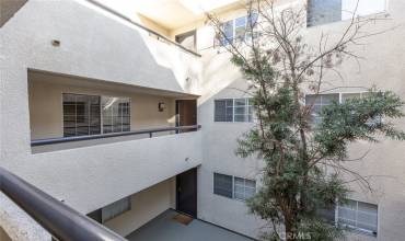 5540 Owensmouth Avenue 206, Woodland Hills, California 91304, 2 Bedrooms Bedrooms, ,2 BathroomsBathrooms,Residential Lease,Rent,5540 Owensmouth Avenue 206,SR24240091