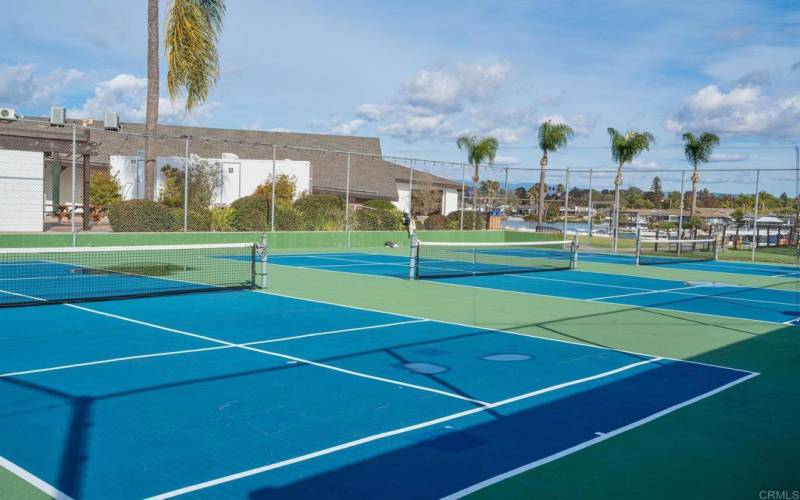 multiple tennis and pickleball courts