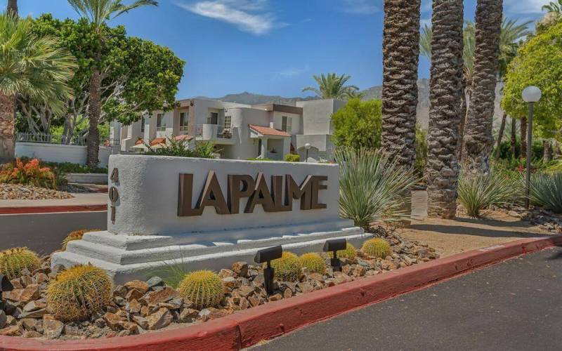 La Palme Sign Daytime