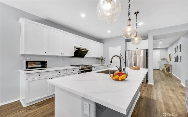 Kitchen Cabinet and Quartz Countertop