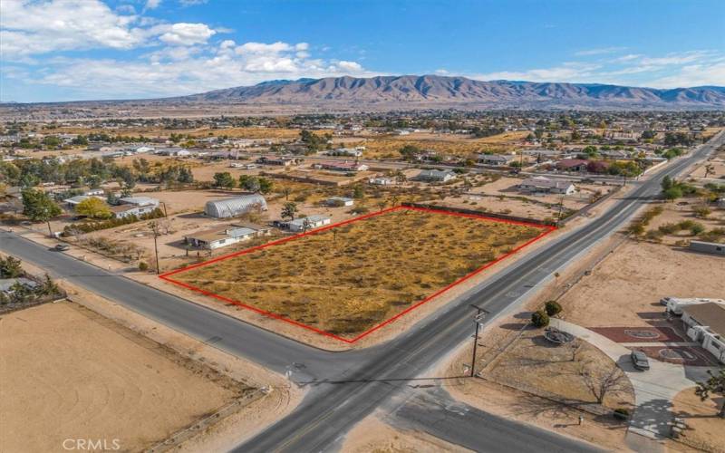 Flat corner lot with Mountain views!