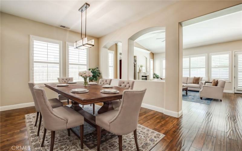 Dinning room (Virtually Staged)