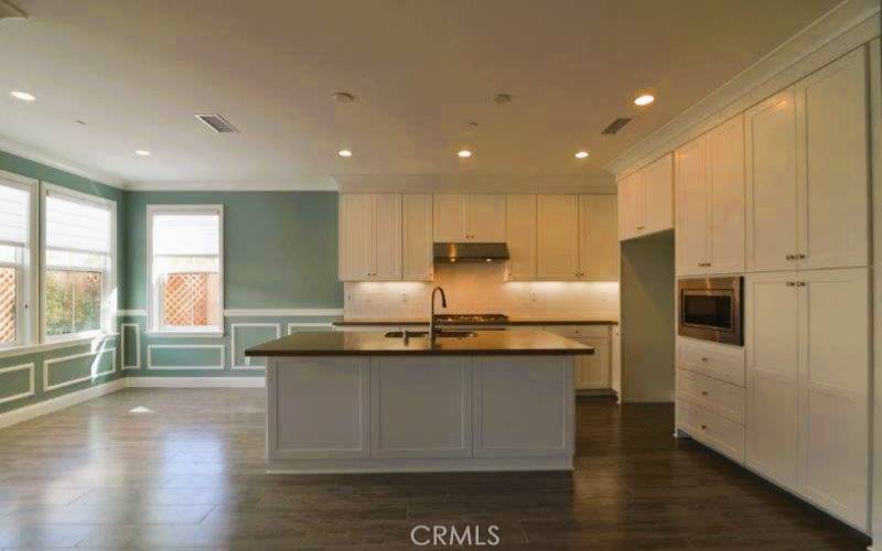 Kitchen with kitchen dining area