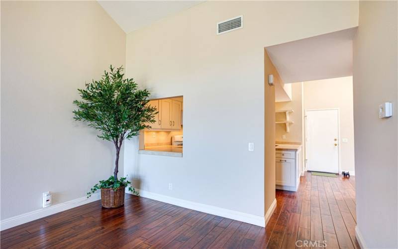 Great Access from Kitchen to Dining area!