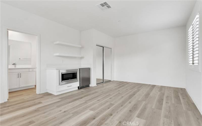 Guest Room w/ Kitchenette and Full Bathroom