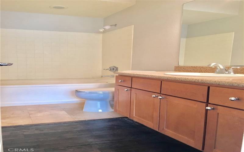 Master Bath w Hardwood & Tile floor!