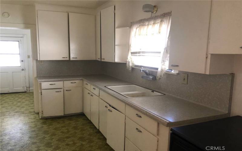 Ample countertop and cup board space.