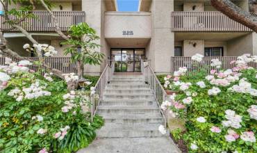 15215 Magnolia Boulevard 105, Sherman Oaks, California 91403, 2 Bedrooms Bedrooms, ,2 BathroomsBathrooms,Residential Lease,Rent,15215 Magnolia Boulevard 105,SR24242488