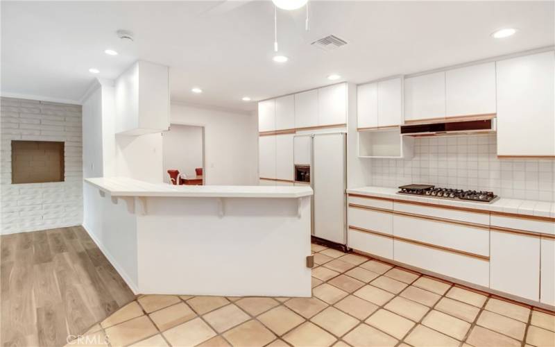 Kitchen with breakfast bar