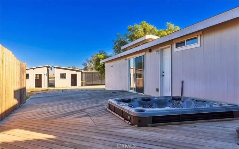 Back Deck w/jacuzzi