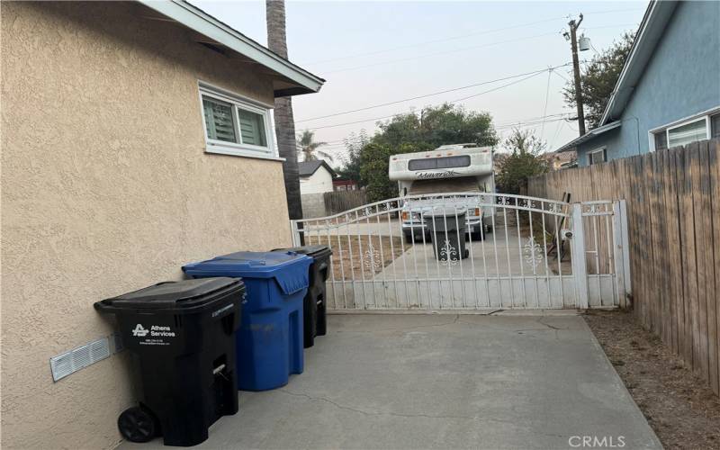 LONG DRIVEWAY AND RV