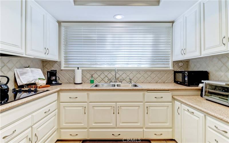 KITCHEN WITH SOFT CLOSE CABINETS