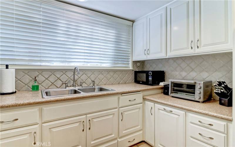 KITCHEN SINK & WINDOW, TILED BACKSPASH