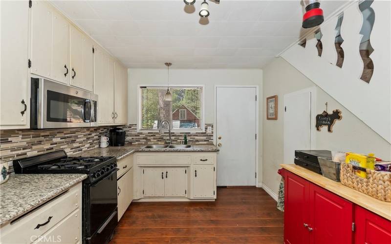 Tile backsplash, open kitchen