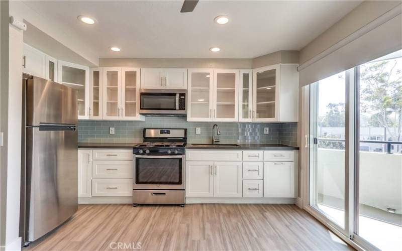 Stainless steel appliances & quartz counter top