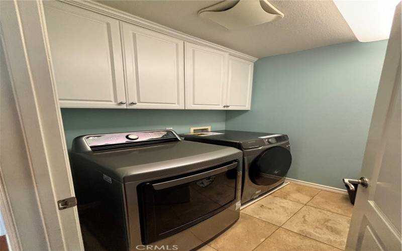 upstairs washer/dryer