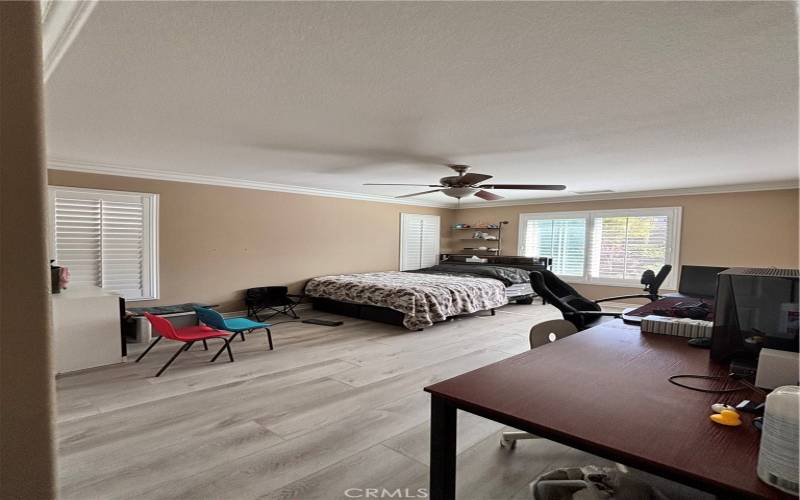 upstairs bedroom w/ bathroom