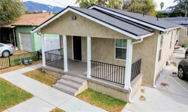 Triplex, 2 Bedroom 1 Bath, and easy access to the CA-210 and the I-215.