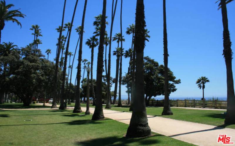 Palisades Park with stairs to the beach