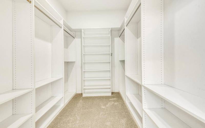 22 MASTER CLOSET MLS