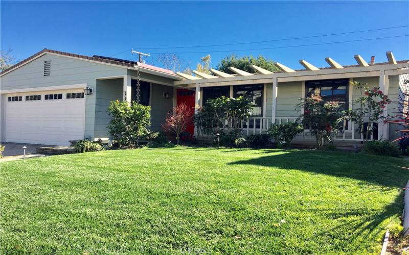 Tons of curb appeal...sweet, quiet neighborhood