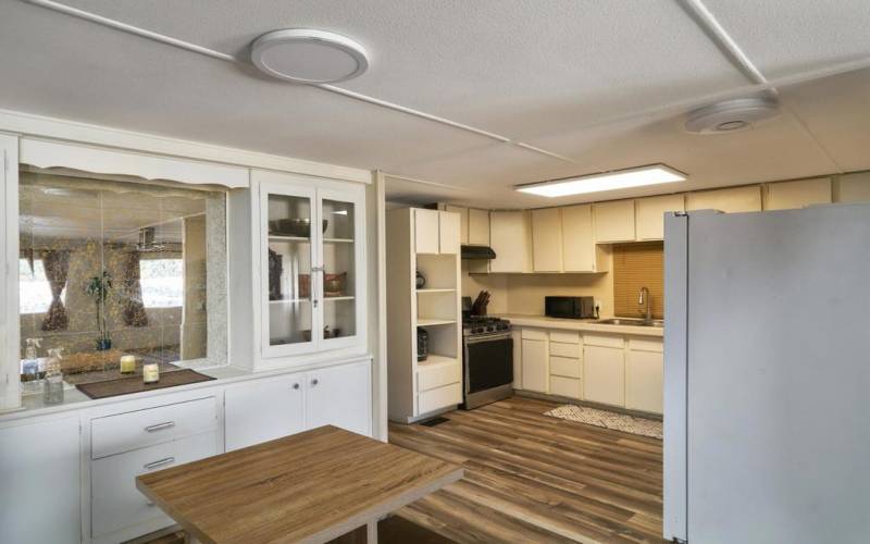 Kitchen & Breakfast nook area