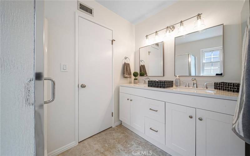 Double sinks in the master bath