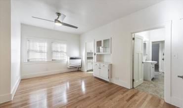 752 40th Street 1, Oakland, California 94609, 2 Bedrooms Bedrooms, ,1 BathroomBathrooms,Residential Lease,Rent,752 40th Street 1,ML81988164