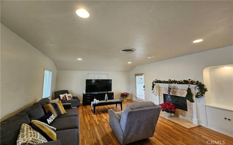 Livingroom with fireplace