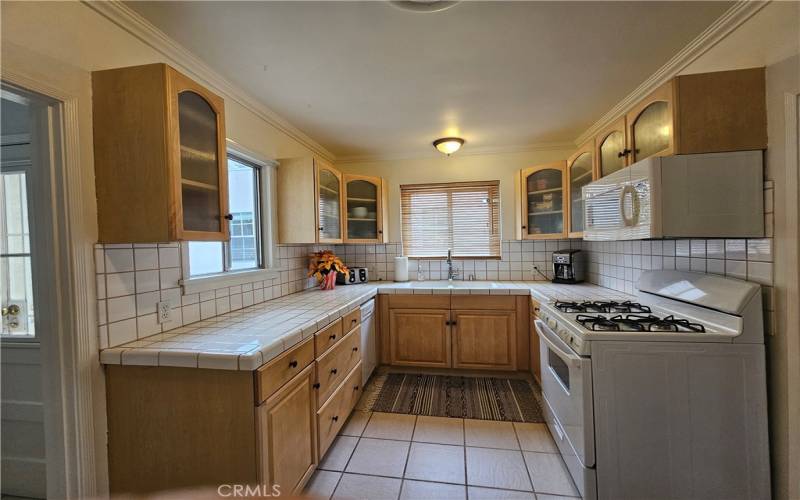 Kitchen,new stove and diswasher