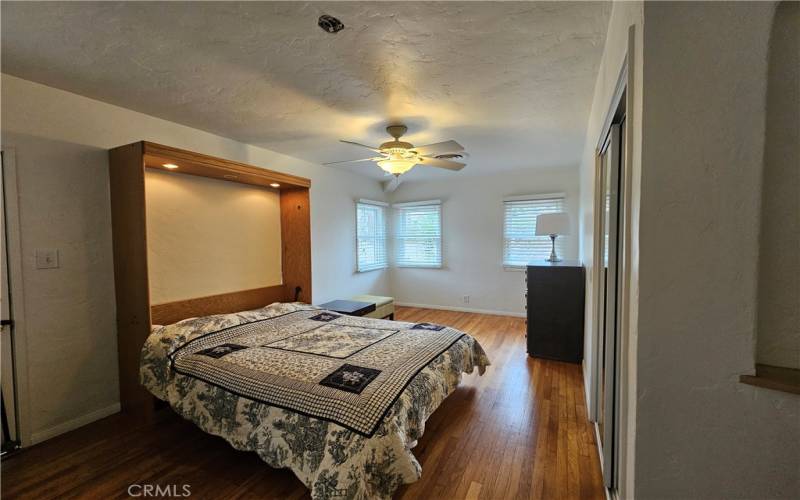 secondary bedroom with Murphy bed