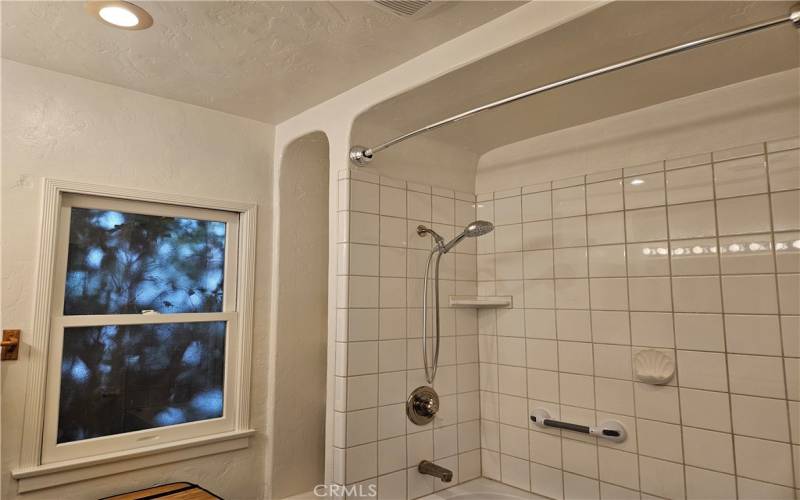 Primary shower-tub with jets