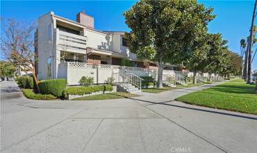 19451 Sherman Way 301, Reseda, California 91335, 3 Bedrooms Bedrooms, ,1 BathroomBathrooms,Residential,Buy,19451 Sherman Way 301,SR24247584