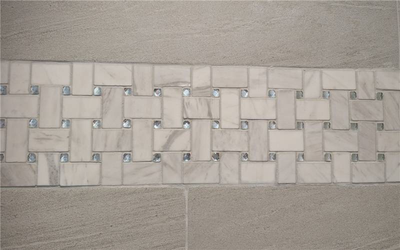 Gorgeous Tile Ribbon in Primary Bath