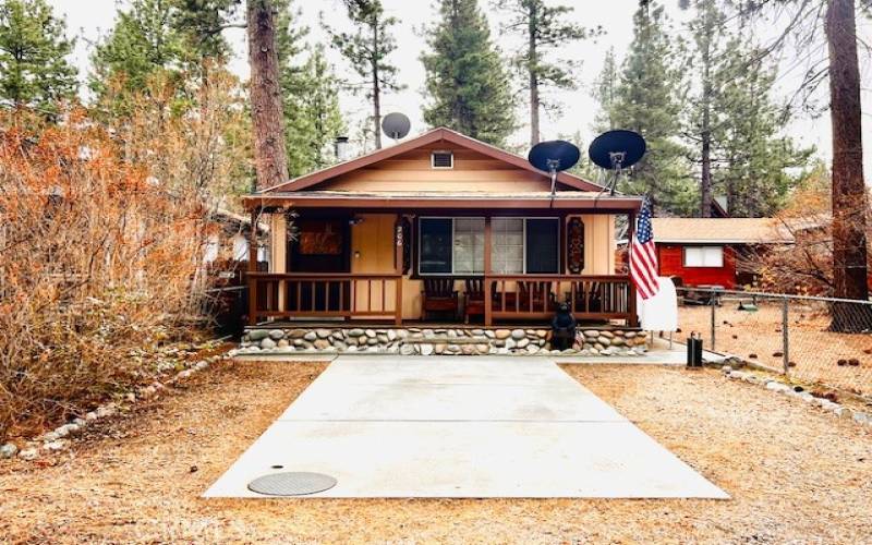 Comfortable mountain living conveniently located near sledding and ski resorts, hiking trails, Big Bear Lake, shops, and restaurants