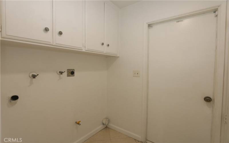 Laundry room w/direct garage access