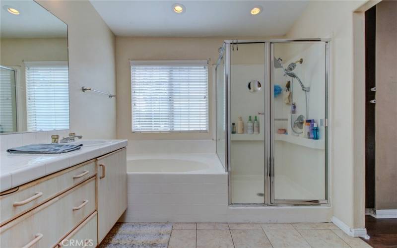 Primary Bathroom w/ Tub - 3rd Floor