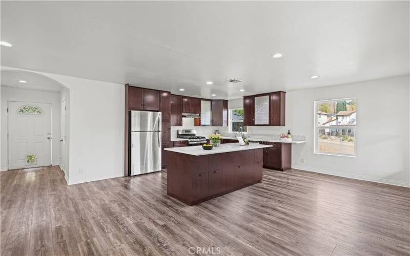 Kitchen (island is photo staged)